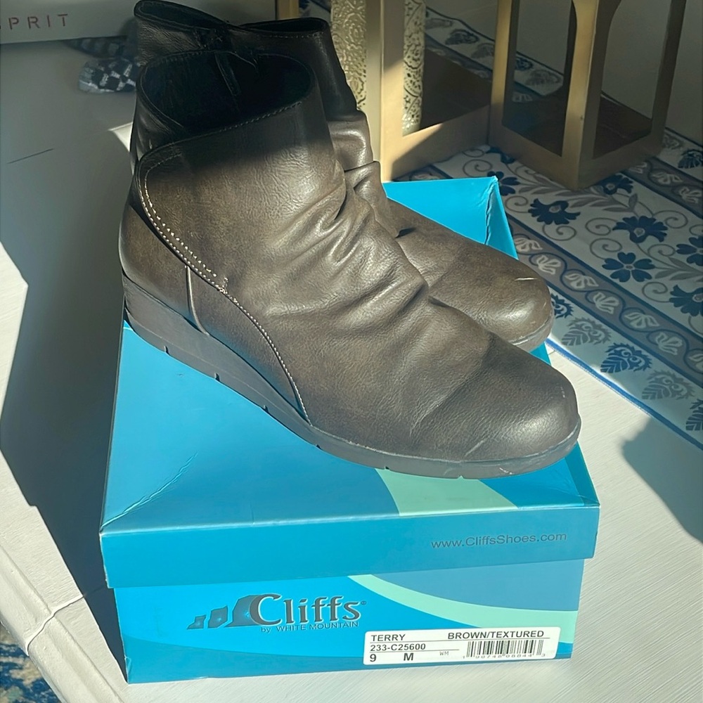 Women’s low wedge comfort boots